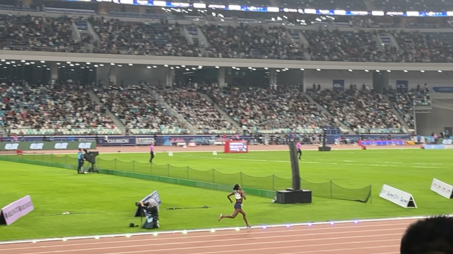 冲刺瞬间惊心动魄，选手触碰终点线的简单介绍