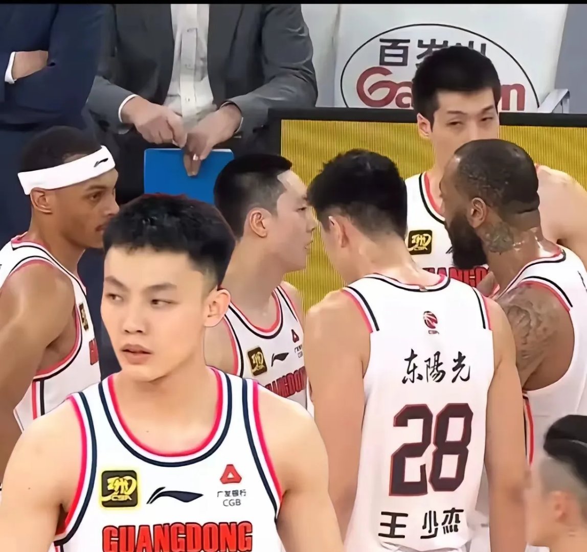 三亿体育体育平台-广东宏远队在比赛中突破对手的防线,取得胜利