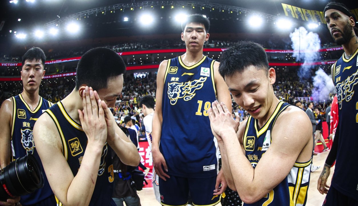 广东宏远队在比赛中突破对手的防线，取得胜利