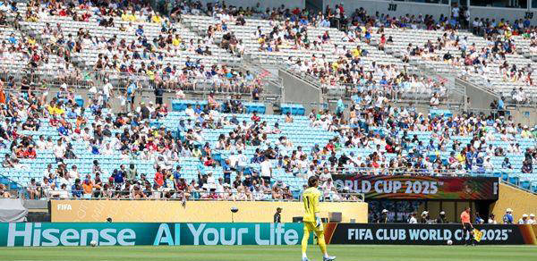 包含国米后防线集体低迷，守门员频犯失误的词条