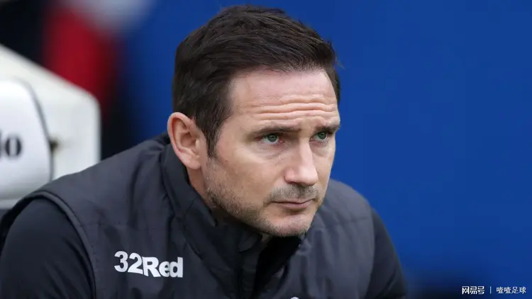 阿斯顿维拉迎战哈德斯菲尔德，胜负之争激烈