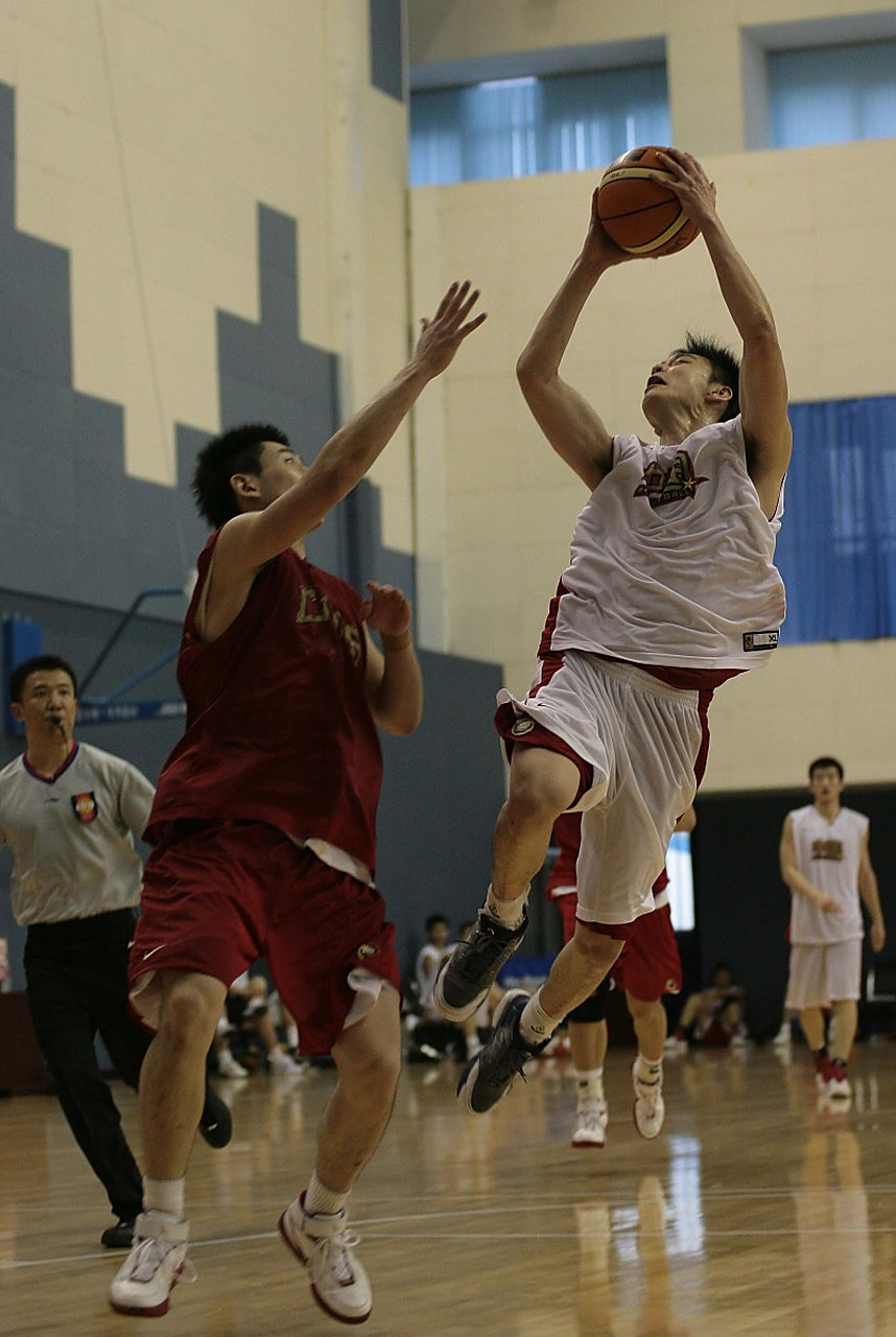 关于湖北武汉体育中心上演篮球狂欢，球迷热情高涨！的信息