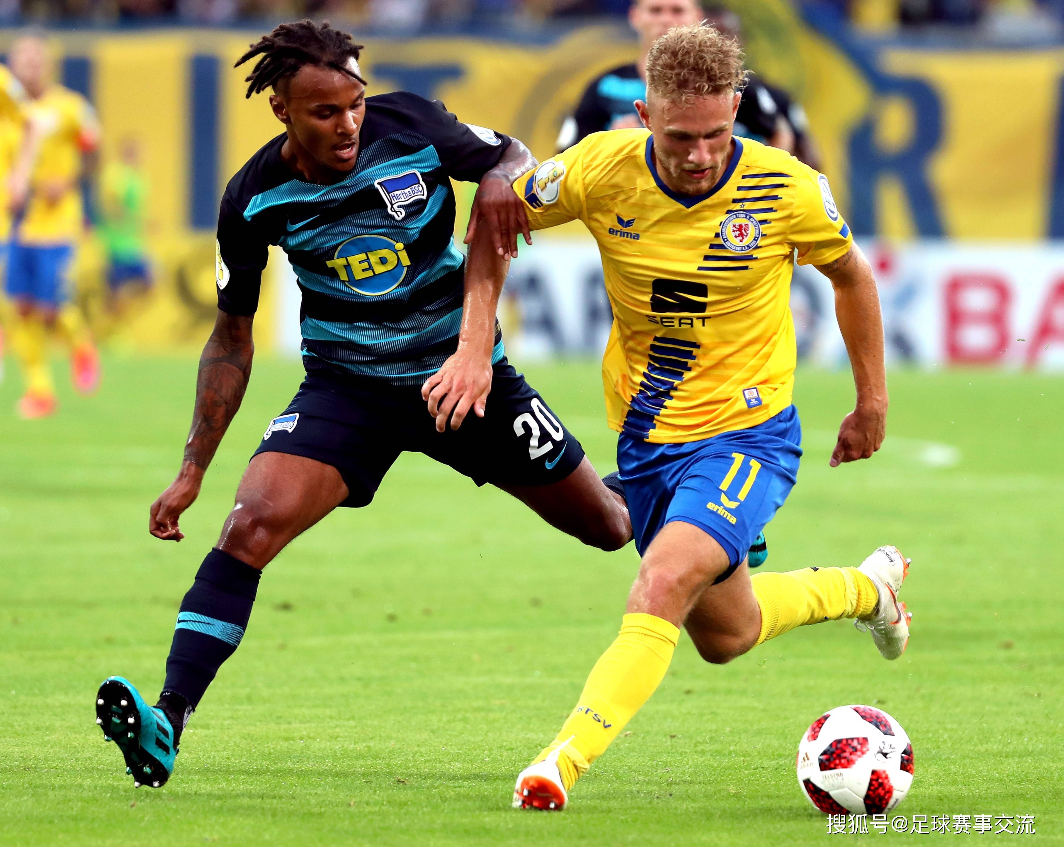 足球比赛现场掌声不断，气氛热烈