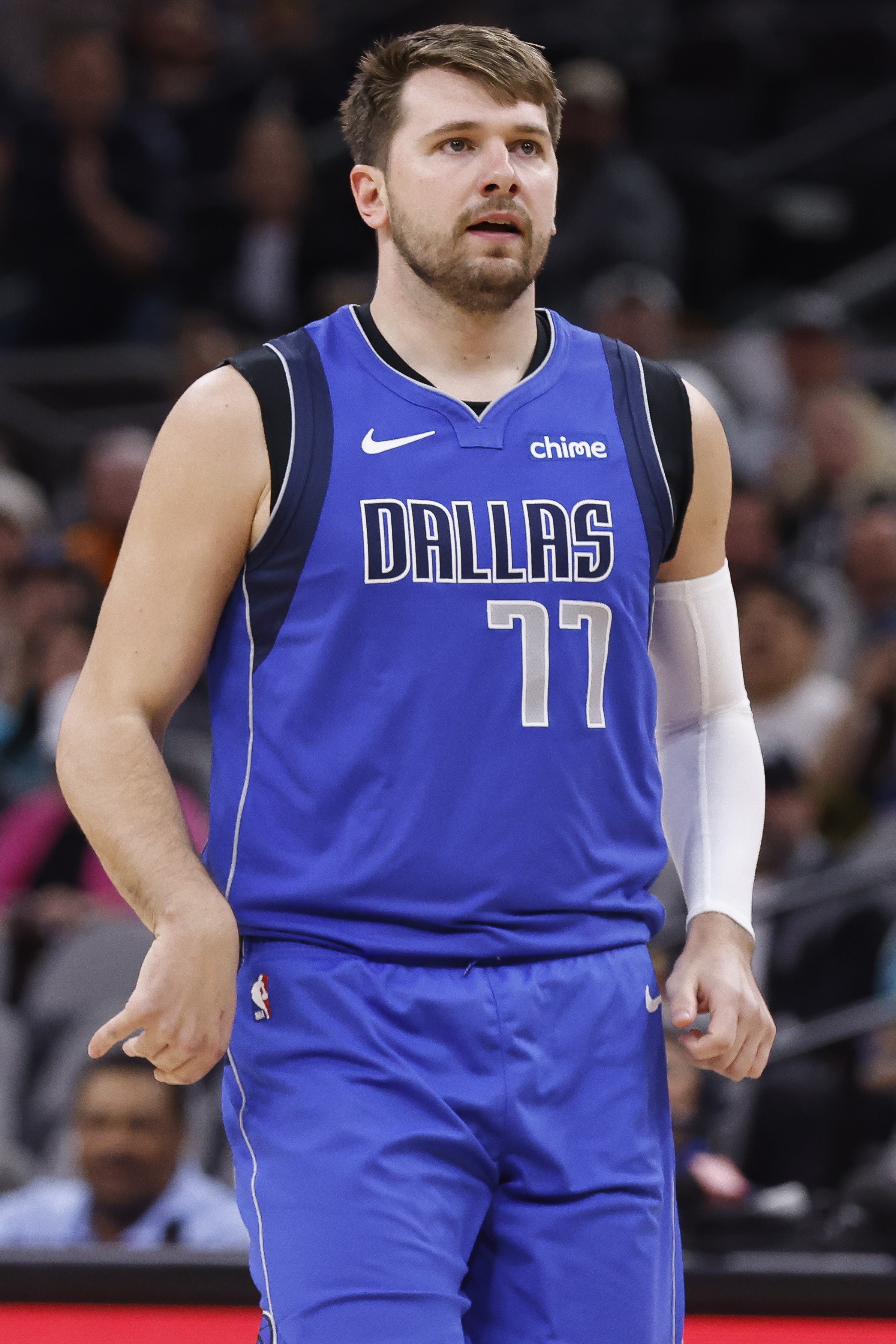 关于荣耀登顶：篮球巨星卢卡-东契奇斩获联赛冠军的信息