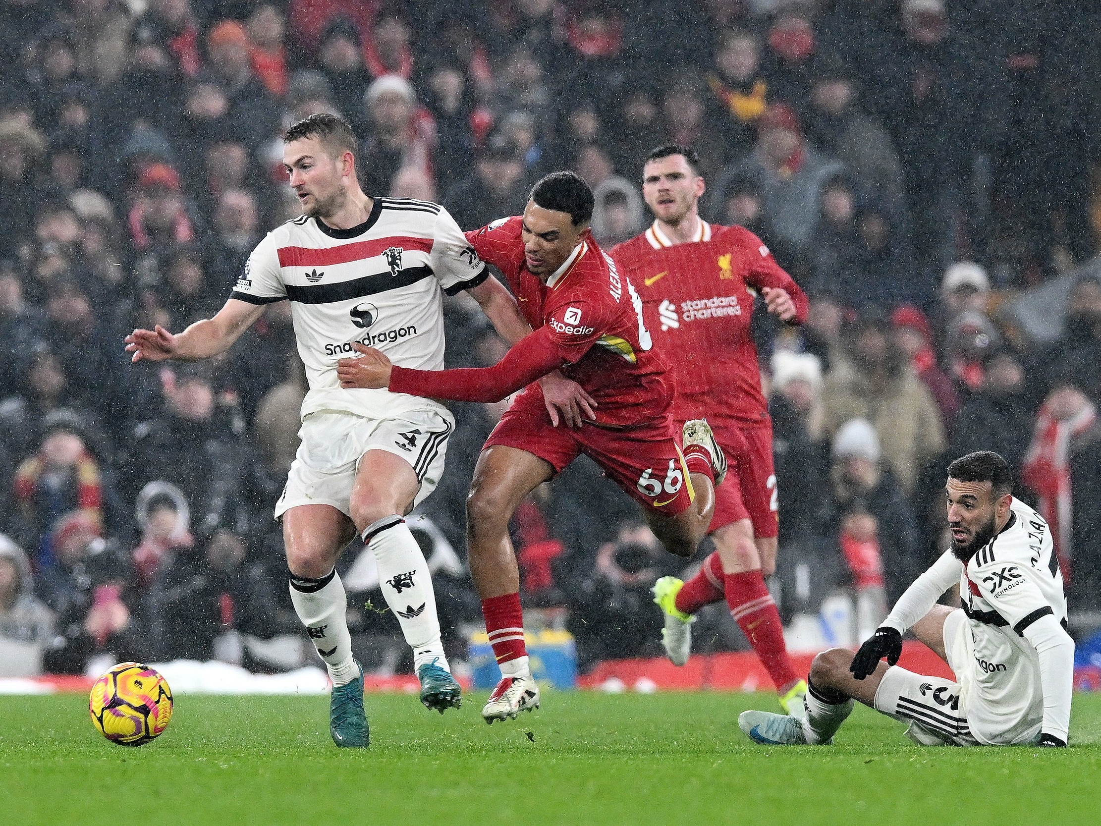 三亿体育体育投注-柏林联队客场失利，遭遇困难局面