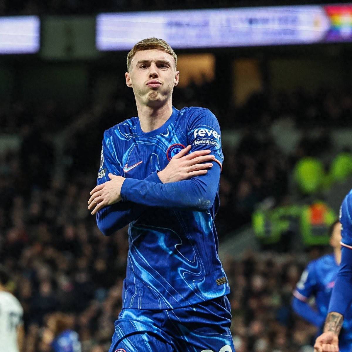 切尔西后防互相呼应稳固阵型，守住比分