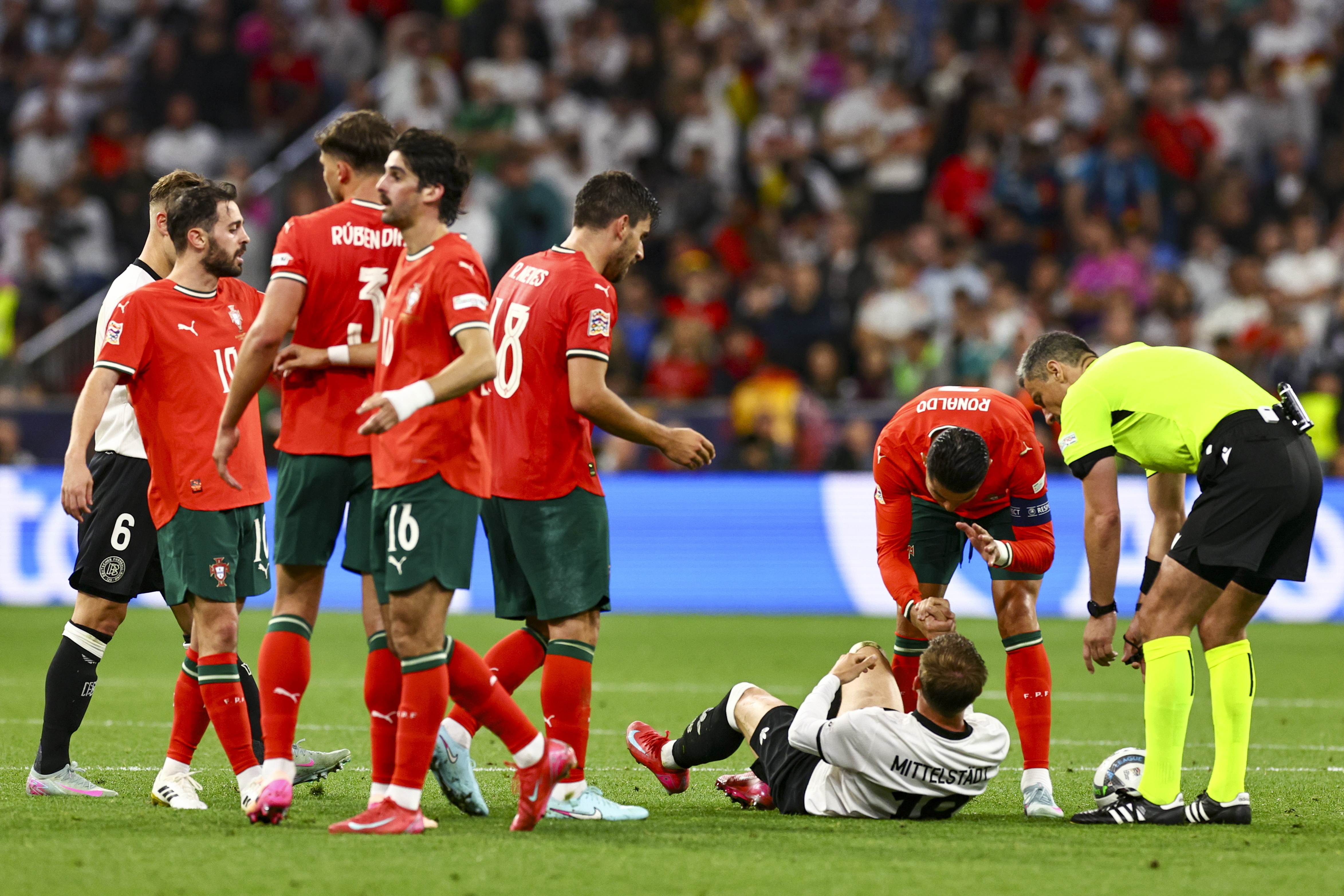 三亿体育体育视频-葡萄牙队在客场比赛中交出完美表现的简单介绍