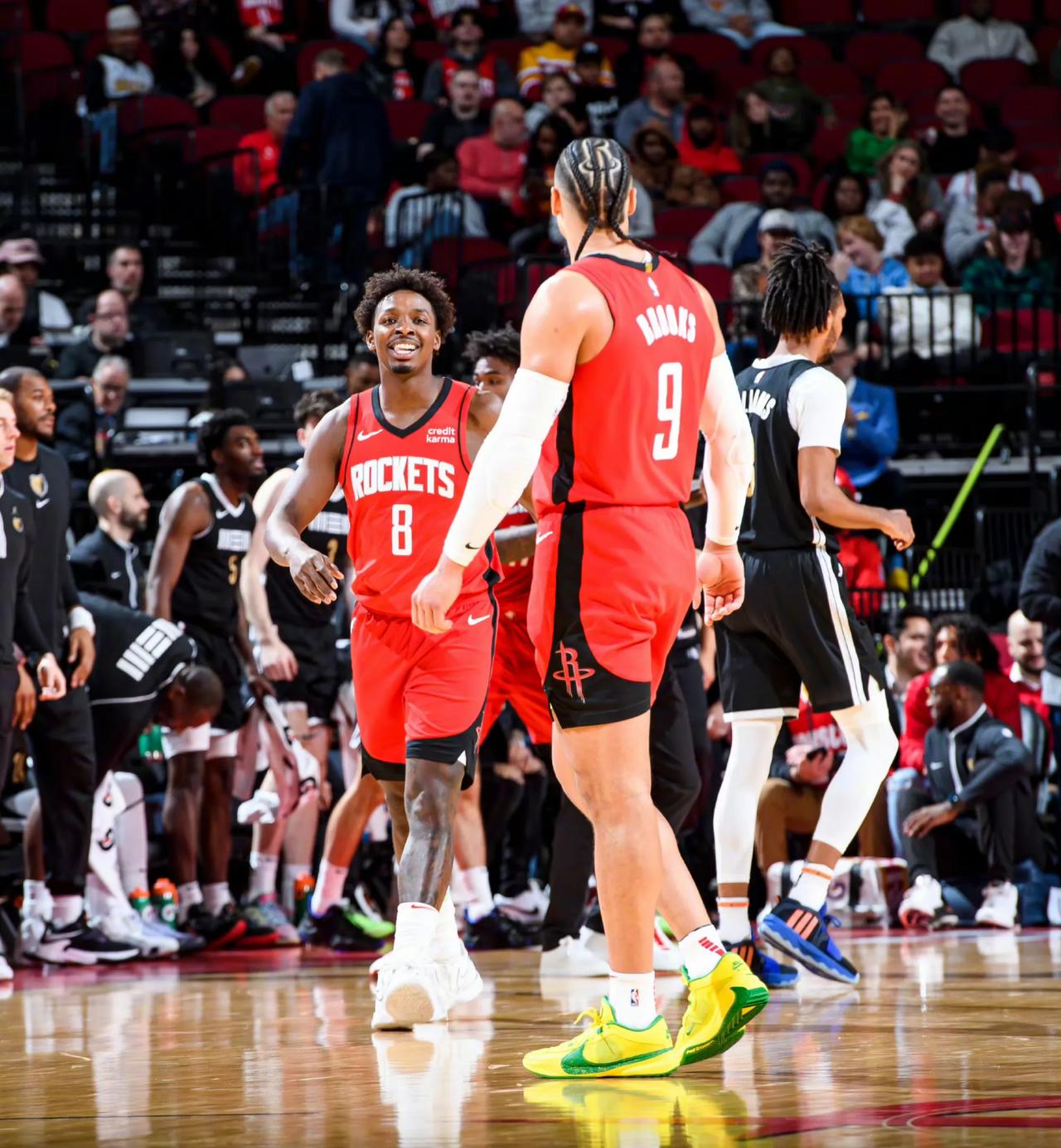 关于火箭锋线核心持续爆发,球队迎接季后赛挑战的信息