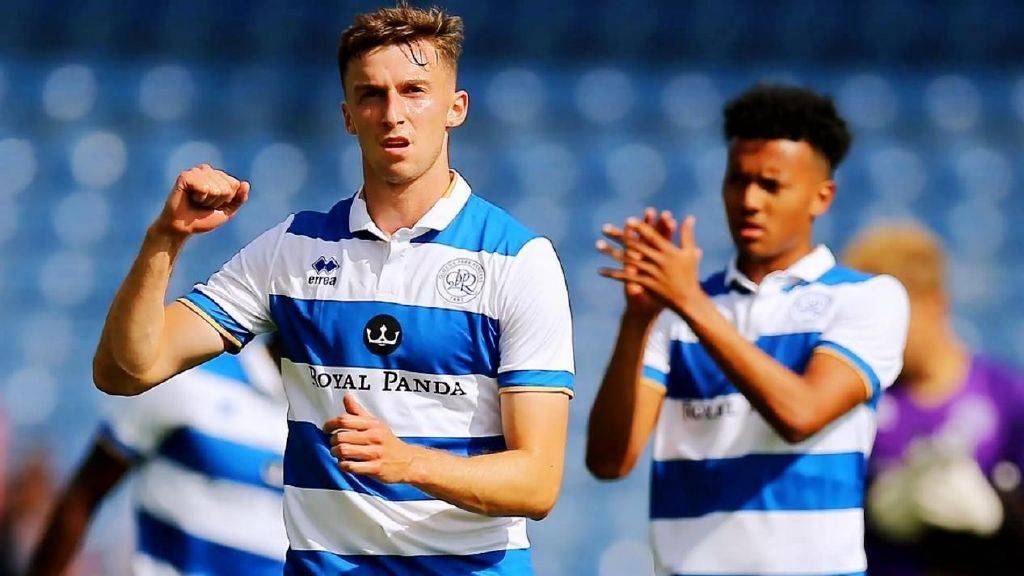 雷丁球队战术调整引发争议，主教练背负压力