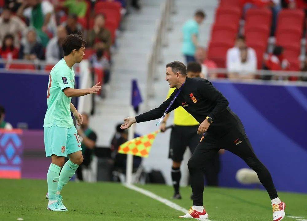 东方球员在国际比赛中力压对手