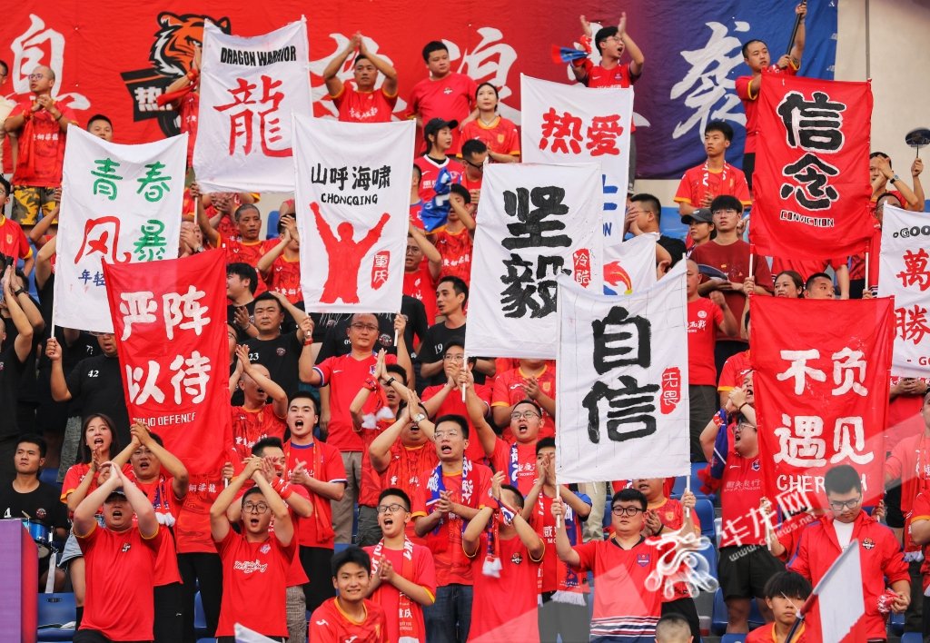 三亿体育体育电竞-球场外的球迷们洋溢着激情与期待