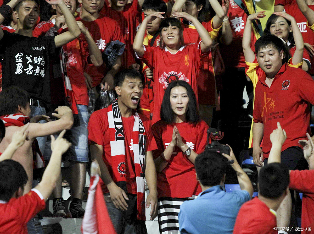 球场外的球迷们洋溢着激情与期待 球场外的球迷们洋溢着激情与期待