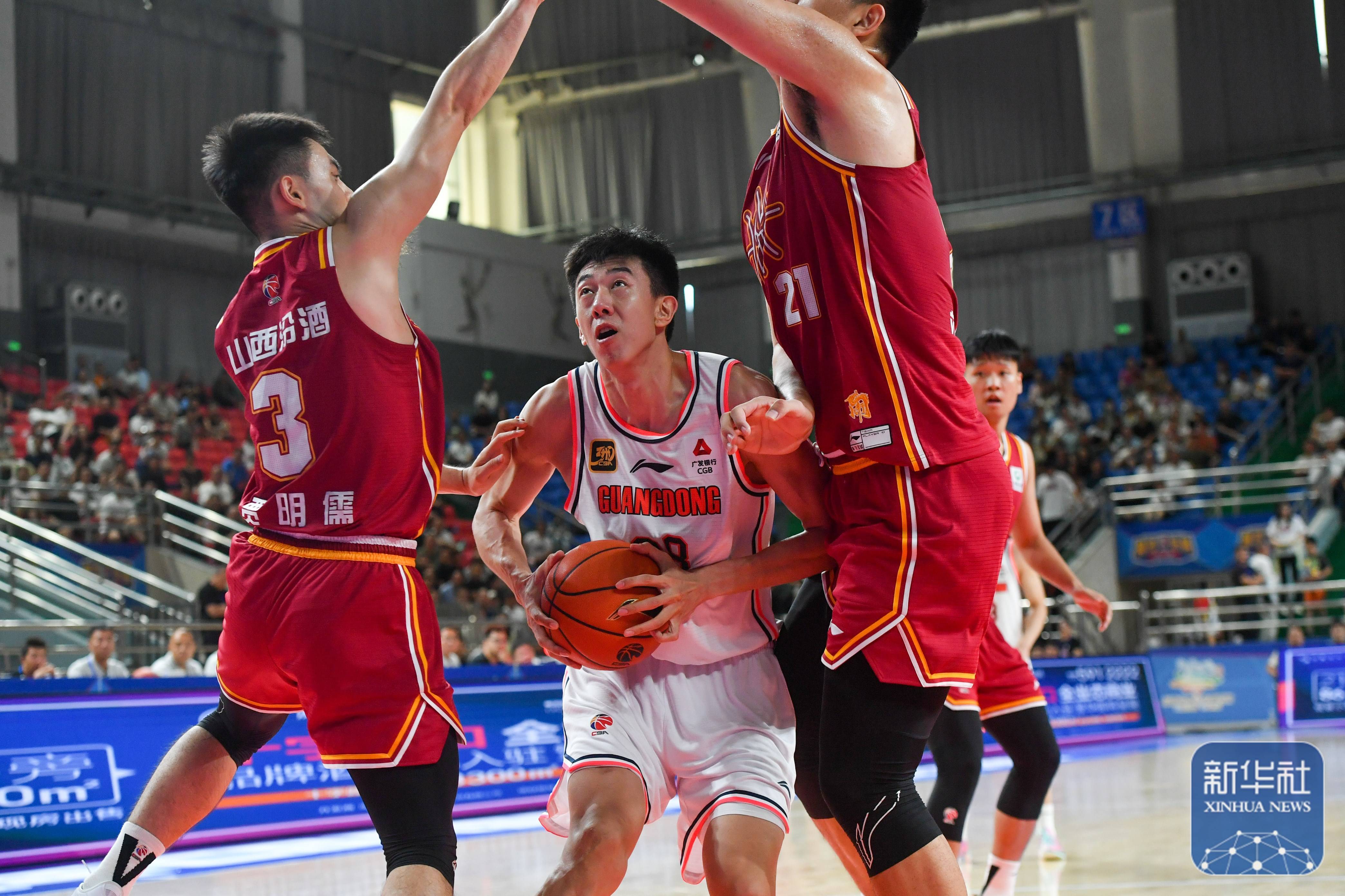 三亿体育体育官网入口-比赛胜负存疑，球员们努力争取胜利