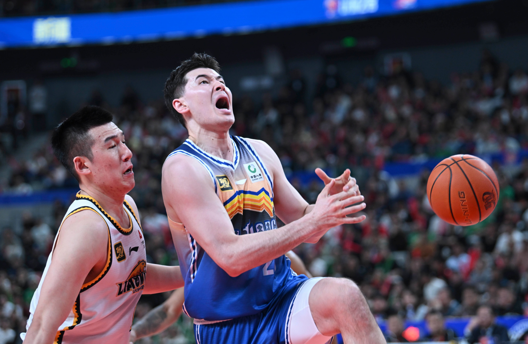 比赛胜负存疑,球员们努力争取胜利 比赛胜负存疑,球员们努力争取胜利